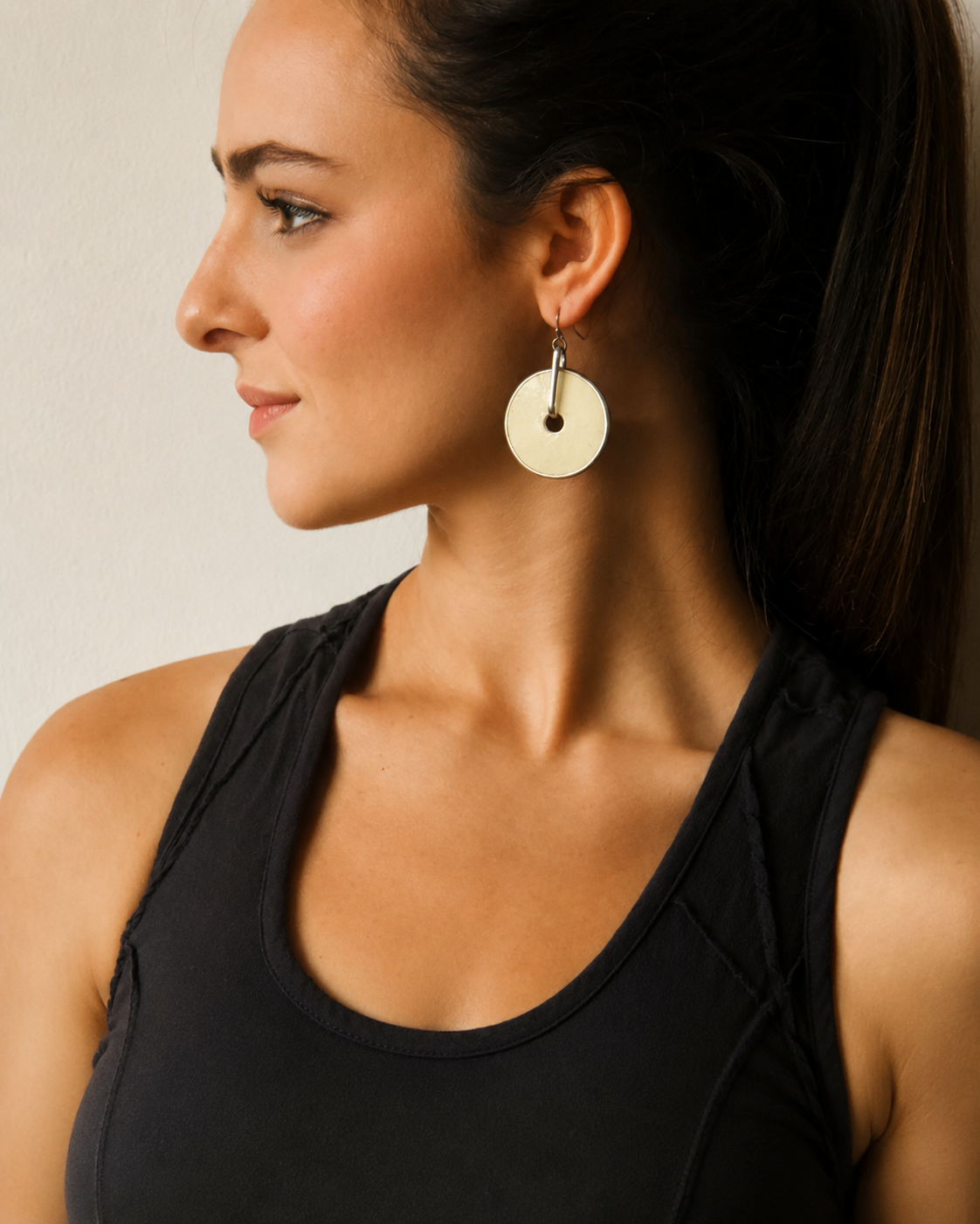 Blonde circle necklace