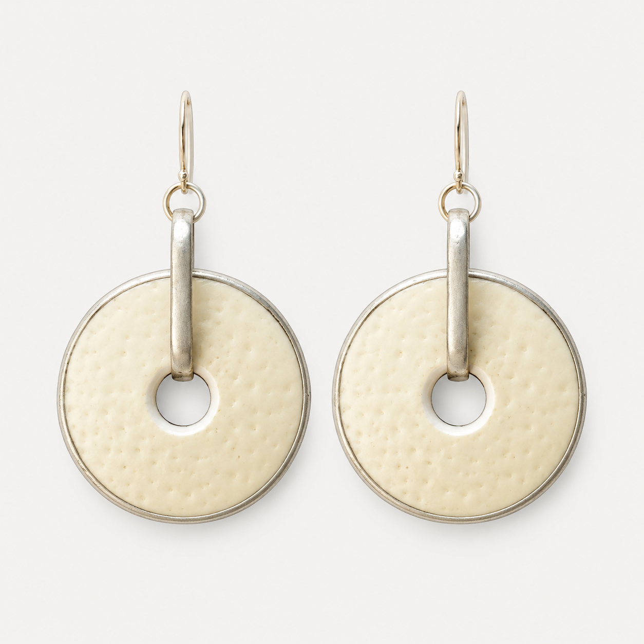 Blonde circle necklace